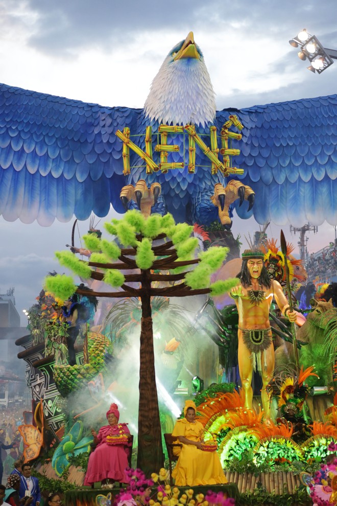 O carro abre-alas trouxe araucárias, a árvore símbolo do Paraná | Paulo Pinto/Fotos Públicas