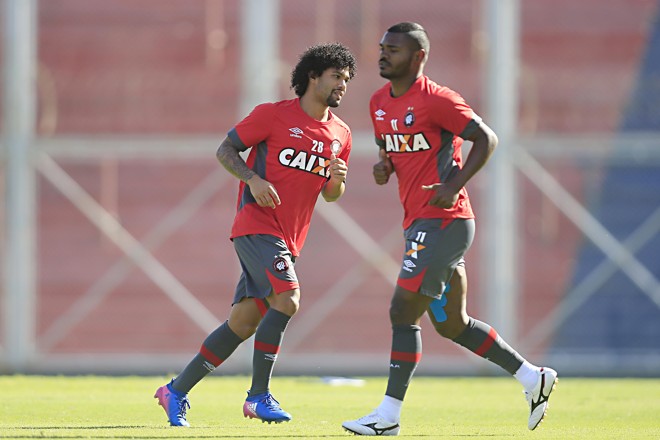 Volante Otávio e o meia-atacante Nikão em campo. | Albari Rosa/Gazeta do Povo