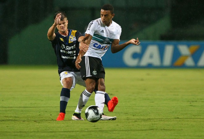 O coxa-branca William Matheus recebe forte marcação no Couto Pereira. | Daniel Castellano/Gazeta do Povo
