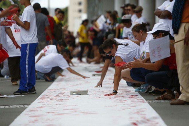 A faixa vai ser colocada em torno da bandeiras do Brasil e do Paraná, no Palácio Iguaçu. | Henry Milleo/Gazeta do Povo