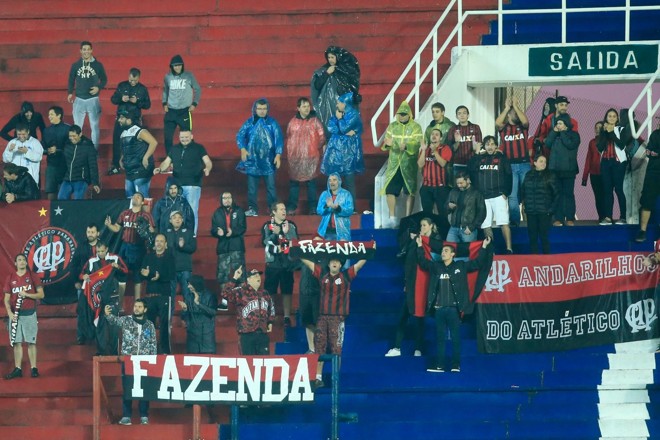 Torcida do Atlético marcou presença no Estádio Nuevo Gasómetro. | Albari Rosa/Gazeta do Povo