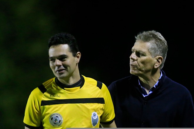 Paulo Autuori foi expulso por invadir o gramado para reclamar da arbitragem após o fim do 1.º tempo. | Albari Rosa/Gazeta do Povo