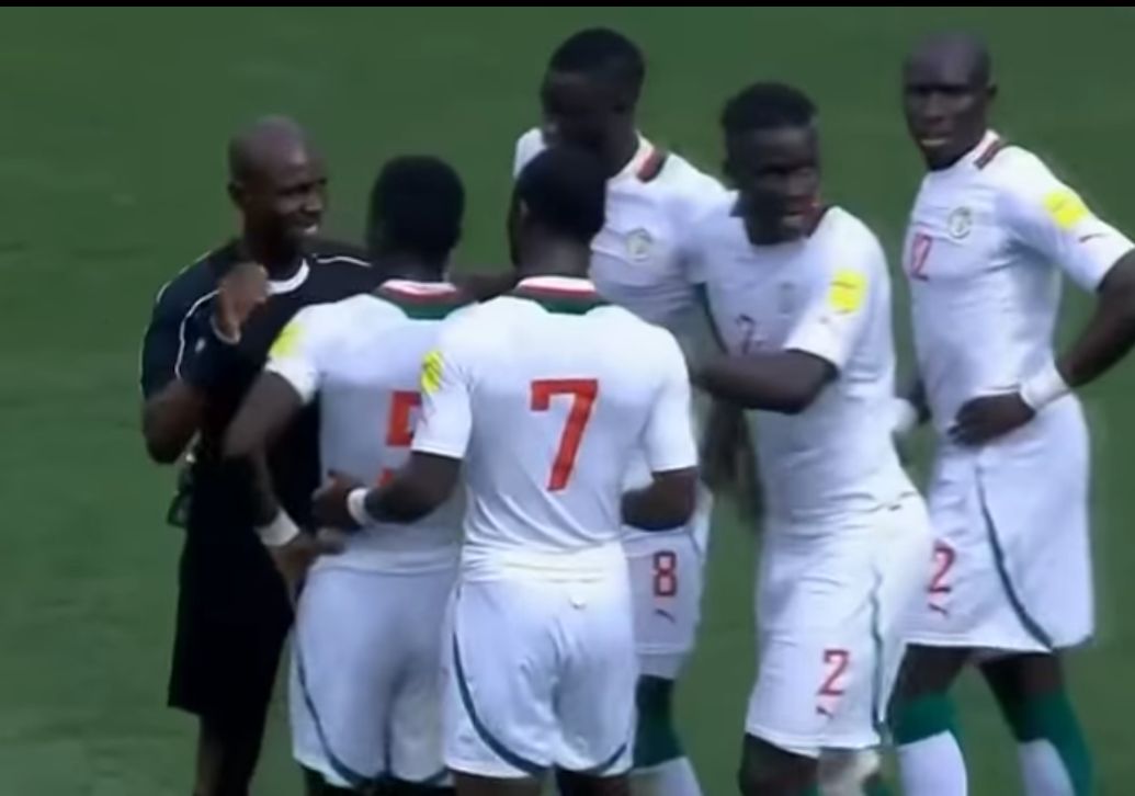 Árbitro ganês Joseph Lamptey deu um pênlati bizzaro na partida entre Senegal e África do Sul. | /Reprodução