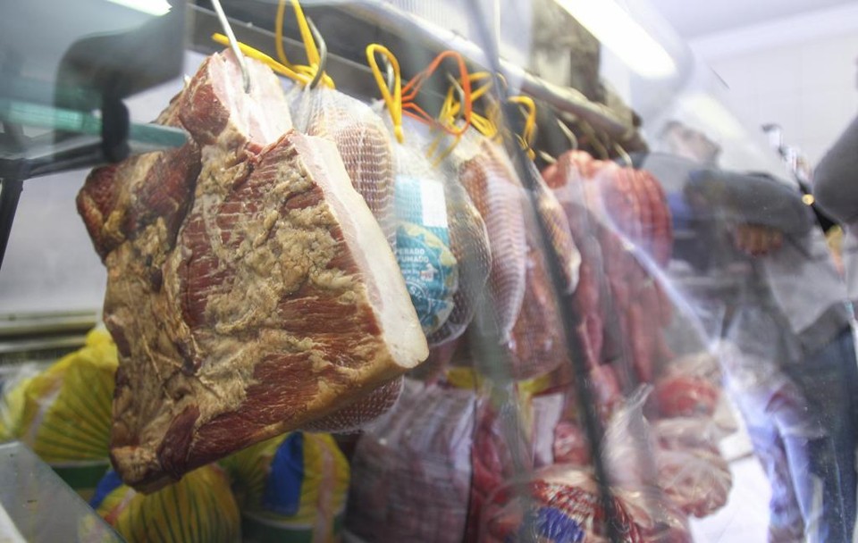 Brasil pode perder mais de R$ 10 bilhões por ano em escândalo dos frigoríficos O Brasil exportou US$ 12,6 bilhões em carnes no ano passado, o equivalente a 7% de todas as vendas externas do País e 0,7% do PIB. | Daniel Castellano/Gazeta do Povo