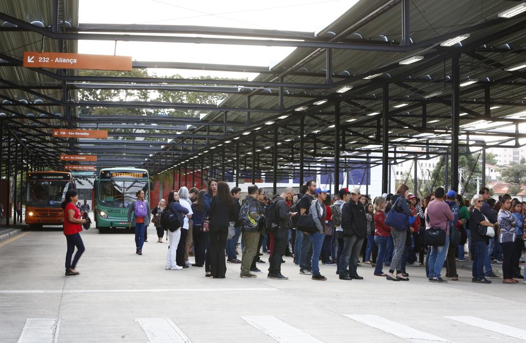 Fim da greve dos ônibus depende agora de uma diferença de R$ 45 no reajuste do vale-alimentação | Aniele Nascimento/Gazeta do Povo