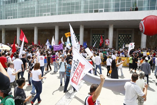 Por volta de 13h, manifestantes se posicionam em frente ao Palácio Iguaçu, sede do governo estadual. | Henry Milleo/Gazeta do Povo
