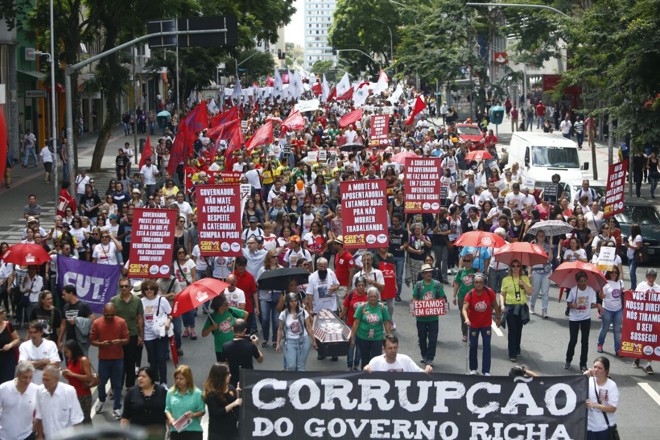 Manifestantes tomam a rua Marechal Deodoro por volta das 11h30. | Henry Milleo/Gazeta do Povo
