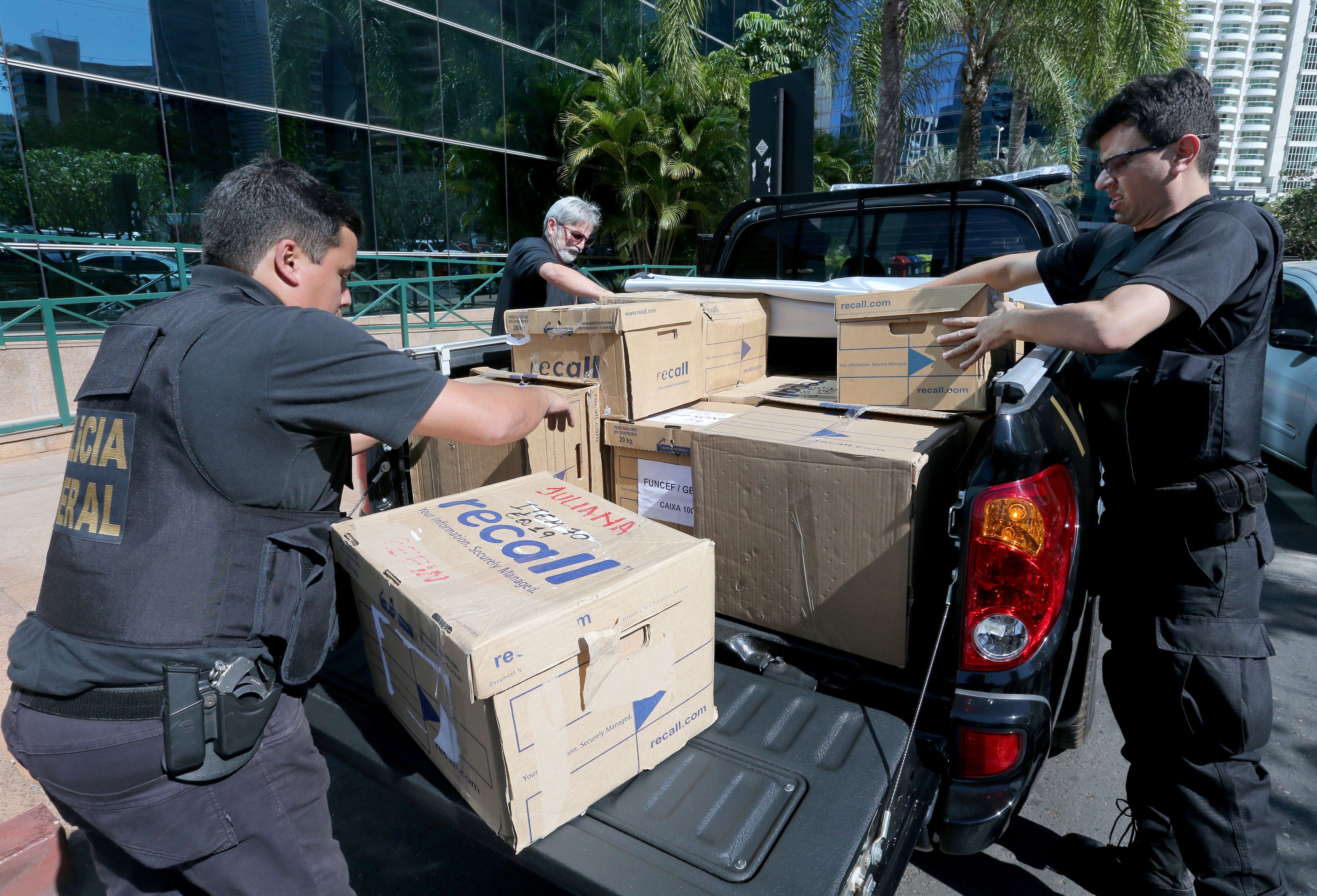 Apreensão de documentos na primeira fase da operação. | Wilson Dias/Agência Brasil