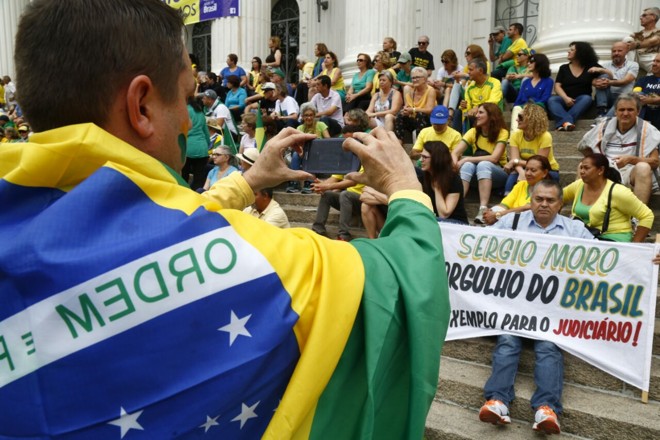 As pautas foram variadas. Houve apoio à Operação Lava Jato, protesto contra a reforma da previdência e até pedidos por intervenção militar. | Aniele Nascimento/Gazeta do Povo
