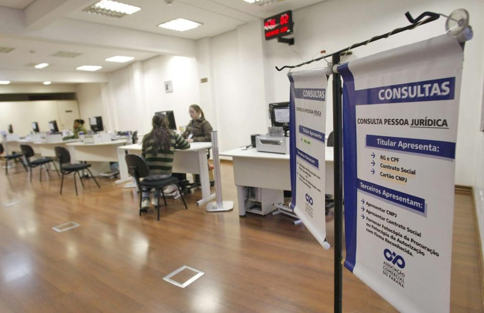 Use o FGTS para deixar o nome limpo na praça; 41% dos brasileiros farão isso. Na foto, o posto de consulta da ACP | Daniel Castellano /Arquivo/Gazeta do Povo