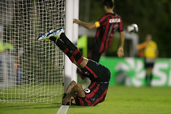 Lucho González lamenta gol perdido no segundo tempo. | Albari Rosa/Gazeta do Povo