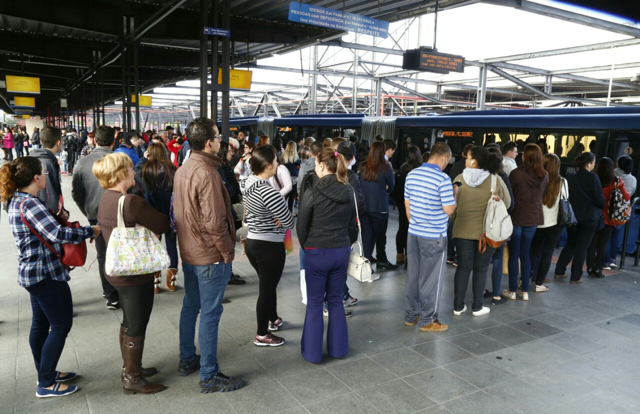 Desde que a greve teve início, no dia 15 de março, curitibanos enfrentam longas filas e espera por ônibus nos terminais | Aniele Nascimento/