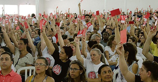 Professores vão participar de ato nacional dia 15 de março. Na foto, categoria reunida em assembleia | Gazeta do Povo