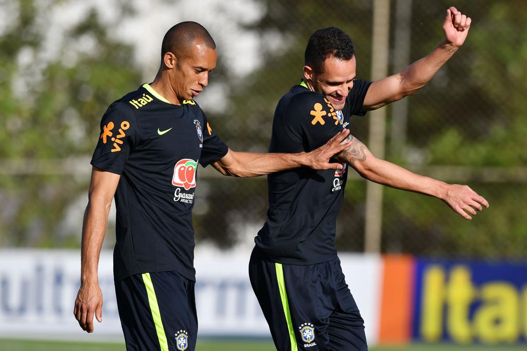 O zagueiro Miranda, ex-Coritiba, e o volante Renato Augusto durante o primeiro dia de atividades da seleção para o duelo com o Uruguai. | Nelson Almeida/AFP