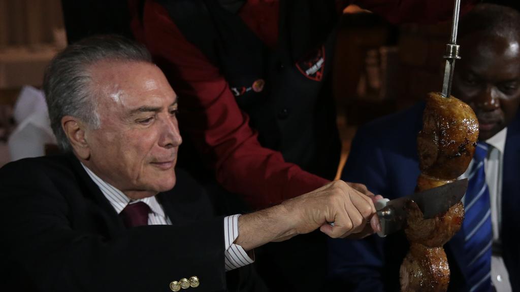 Temer está acompanhado de ministros, assessores, do diretor-geral da Polícia Federal, Leandro Daiello, e embaixadores de países que compram o produto brasileiro. | José Cruz/Agência Brasil