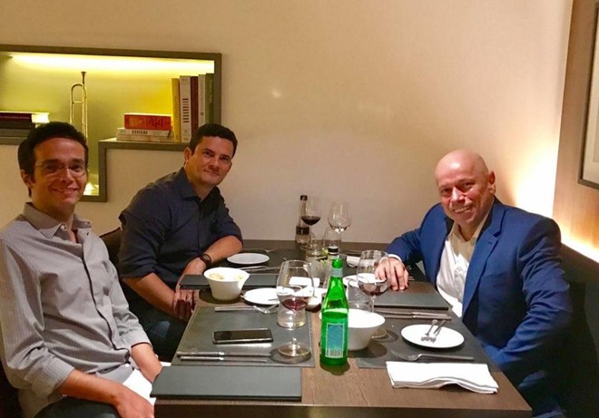 Karnal (à dir.) postou foto do jantar com Sergio Moro (centro) e juiz Anderson Furlan (à esq.) | /Foto: Reprodução Facebook