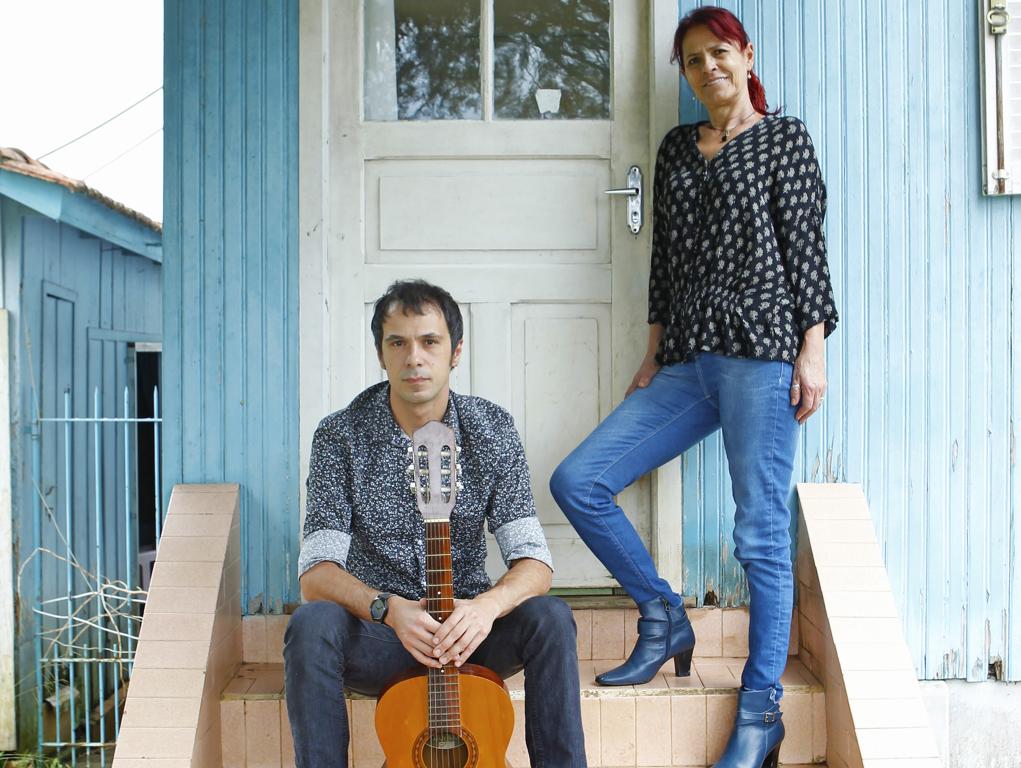 O musico e filho Ivan Rodrigues e a esposa e parceira Suka :  coerência  com a música de Ivo. | Antônio More/Gazeta do Povo