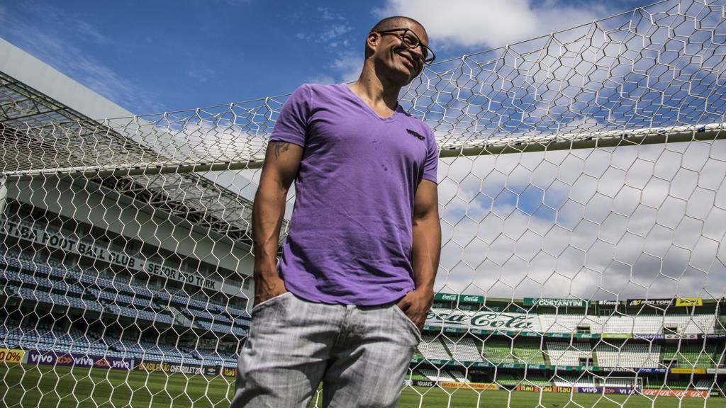 Alex no gramado do Couto Pereira: jogando pelo Coritiba, conheceu todos os cantos da cidade. | Brunno Covello/Gazeta do Povo