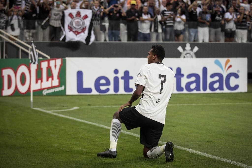 Jô comemora o gol que selou a vitória do Corinthians sobre o Santos.