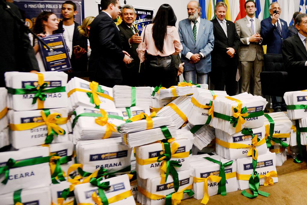 Entrega das assinaturas do pacote das Dez Medidas Contra a Corrupção na Câmara. | Wilson Dias/Agência Brasil