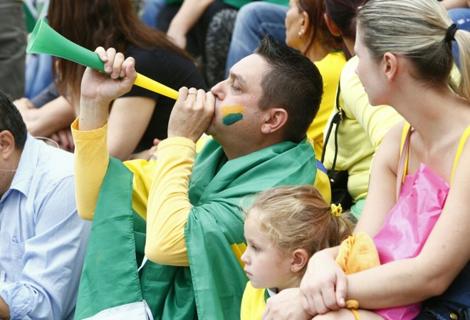 Dos estádios para as ruas, cornetas e vuvuzelas também marcaram presença. | Aniele Nascimento/Gazeta do Povo