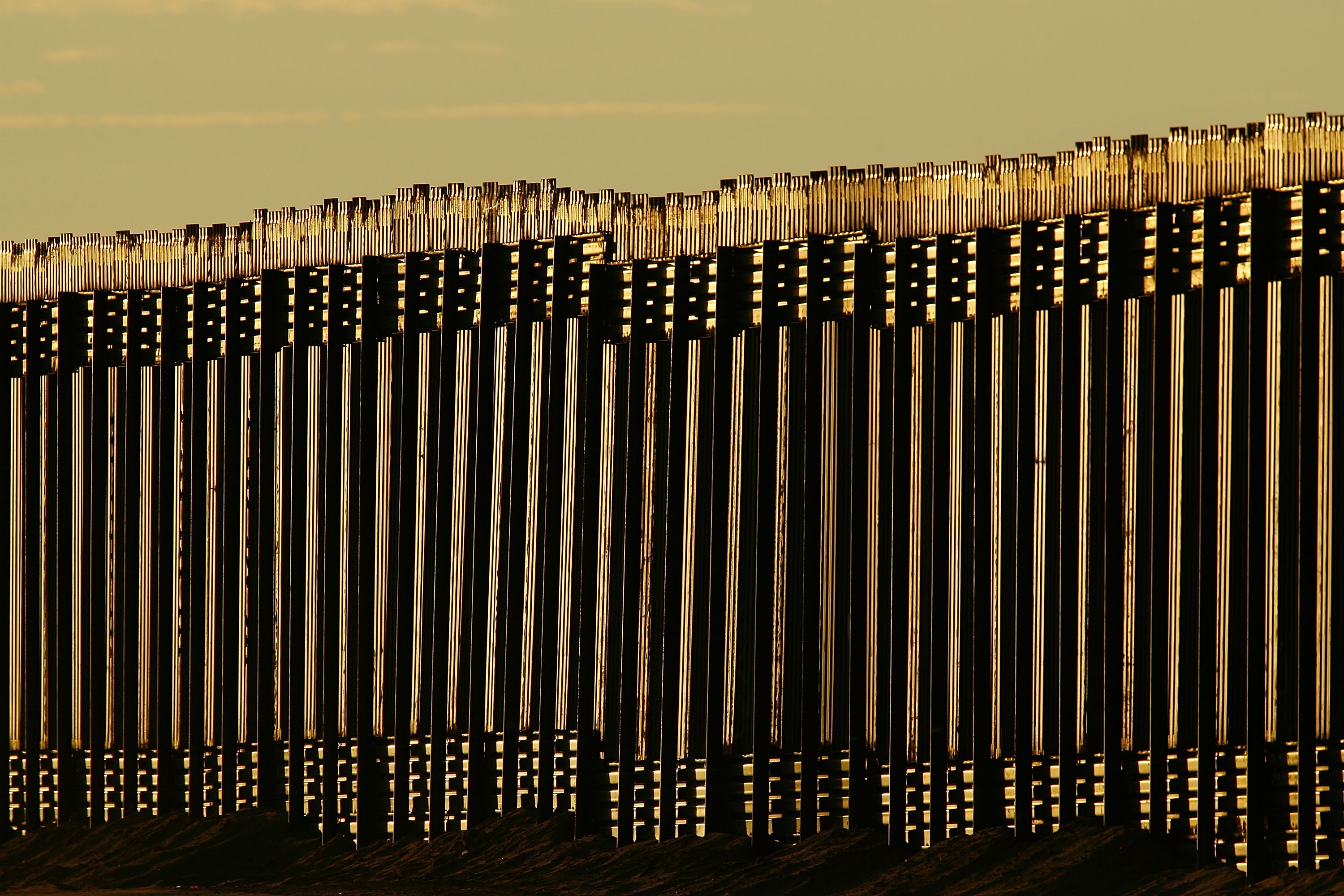 Alguns trechos da fronteira entre Estados Unidos e México já têm muros ou cercas, construídos tanto em mandatos republicanos quanto democratas. | David McNew/AFP