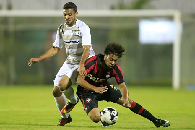 Renan Lodi ganhou a posição de Sidcley no time titular do Atlético. | Albari Rosa/Gazeta do Povo