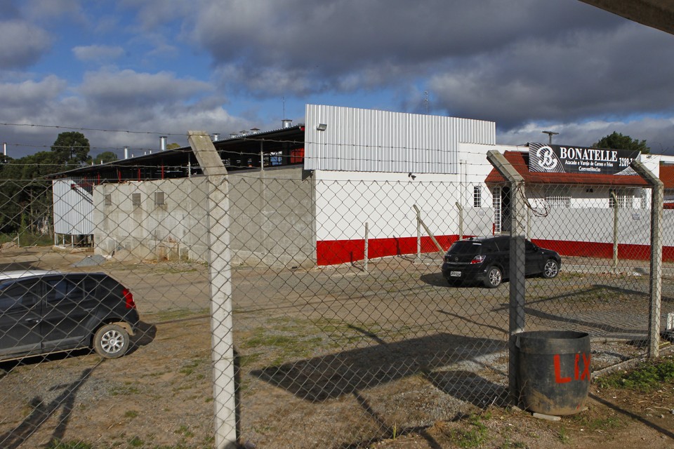 Além de armazenamento inadequado, o Peccin também usava, segundo a PF, componente químico para disfarçar odores e características de carne podre. | Antônio More/Gazeta do Povo