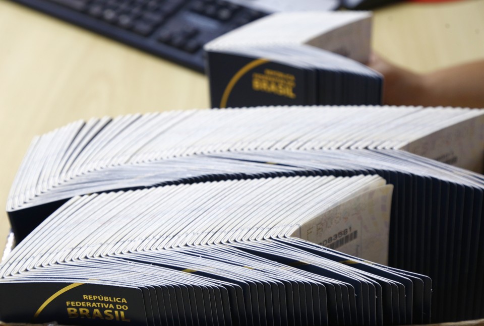 Com o sistema ainda fora do ar, busca de passaportes está sendo feita manualmente. | Aniele Nascimento/Gazeta do Povo
