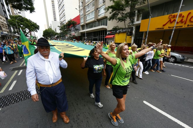 Manifestantes passaram pela Avenida Marechal Deodoro no caminho para a Boca Maldita, ponto final do protesto. | Aniele Nascimento/Gazeta do Povo
