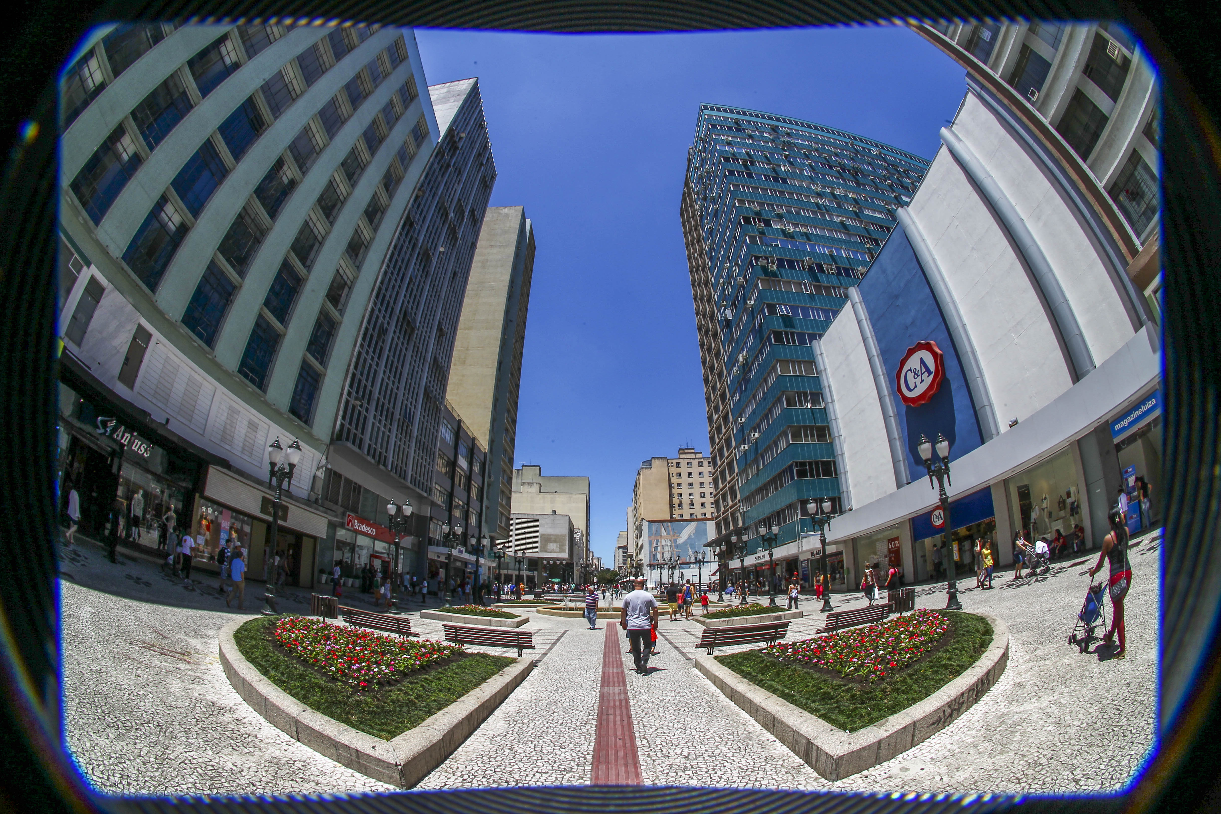 Tempo nesta quinta-feira em Curitiba terá períodos de sol , mas chuvas também estão previstas | Daniel Castellano/Gazeta do Povo