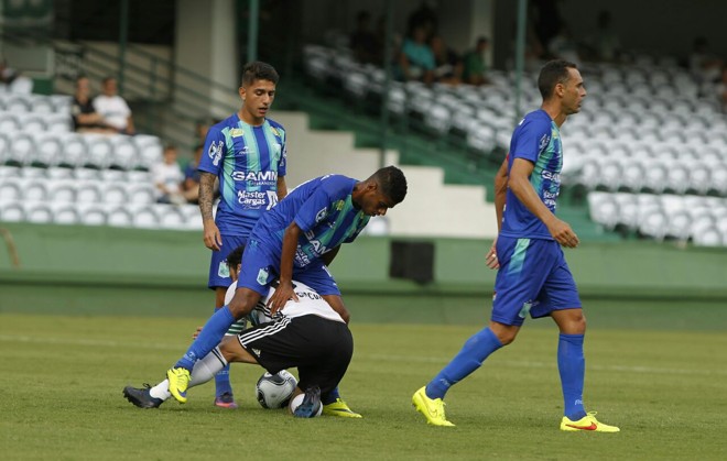 Kléber vai parar no chão e enfrenta um obstáculo extra para se levantar. | Antônio More/Gazeta do Povo