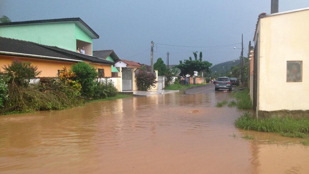 Fortes chuvas alagaram novamente ruas em Antonina, no Litoral do Paraná | Durval Ramos/Gazeta do Povo