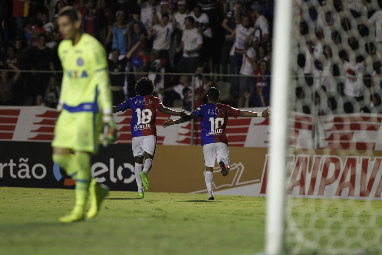 Biteco (18) comemorou o segundo gol com Renatinho (10) e depois desabafou com a classificação garantida. | Antônio More/Gazeta do Povo