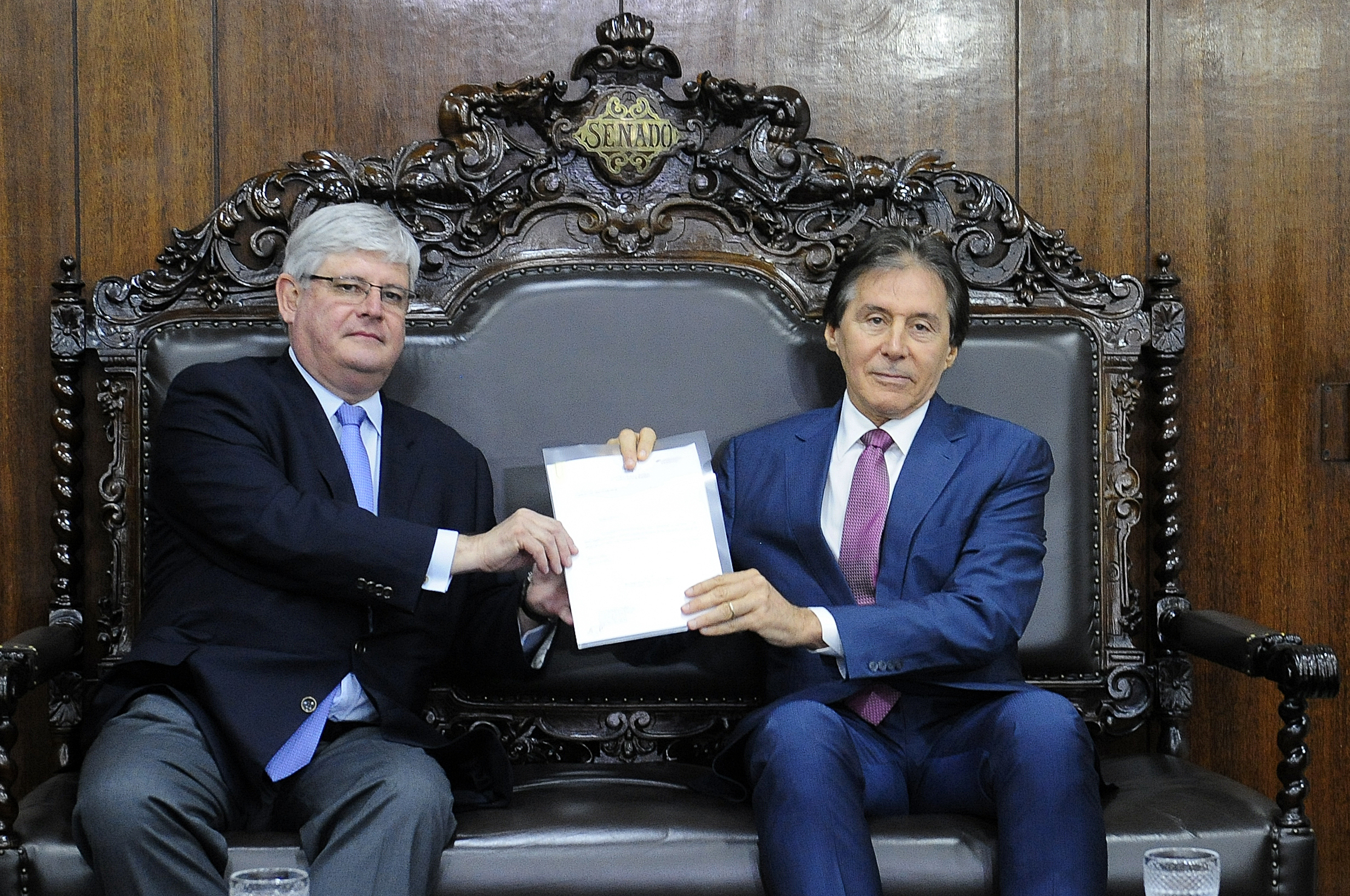 Janot (à esq.) entrega o anteprojeto para o presidente do Senado, Eunício Oliveira (PMDB-CE) | Jane de Araújo/Agência Senado