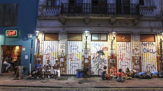 Novas ondas migratórias recentes deixaram Curitiba com um ar mais cosmopolita, como na Rua São Francisco. | Daniel Castellano/Gazeta do Povo
