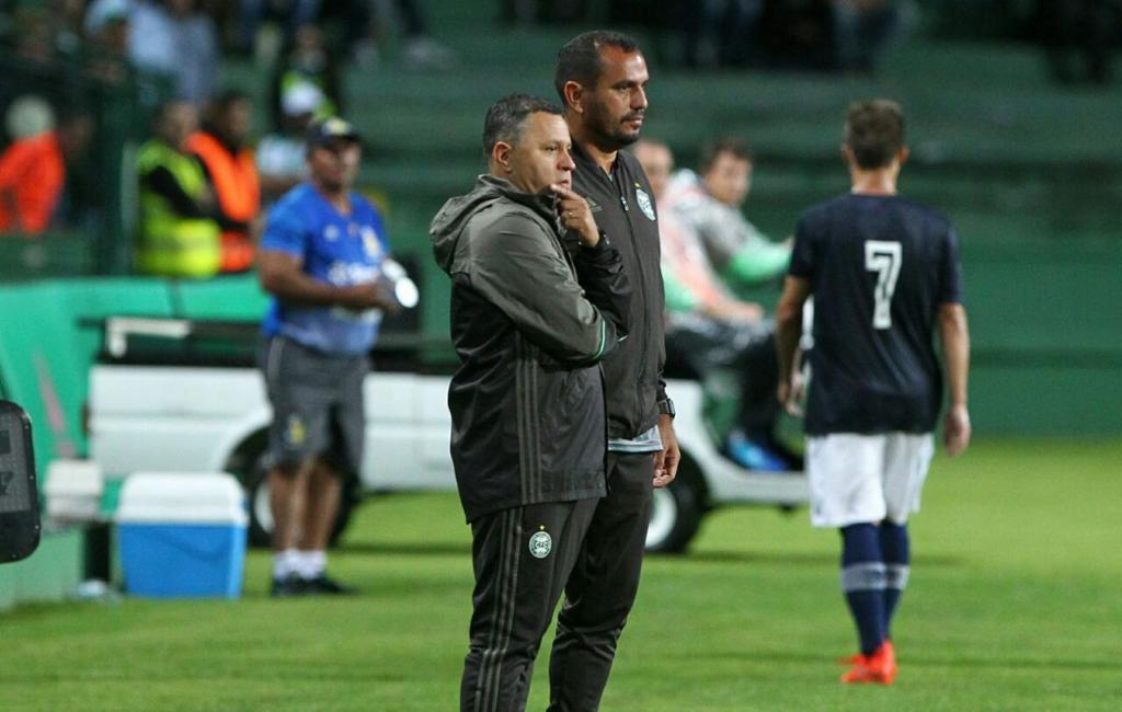 Pachequinho à beira do gramado no Couto Pereira. | Daniel Castelano/Gazeta do Povo