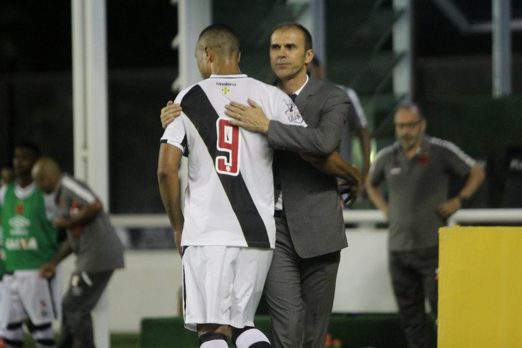 O técnico Milton Mendes cumprimenta o atacante Luis Fabiano em São Januário.