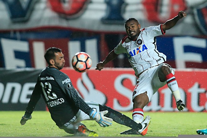Nikão perdeu grande chance de gol de frente com o goleiro Torrico. | Albari Rosa/Gazeta do Povo