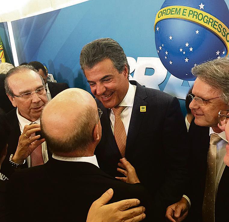 Richa cumprimenta Serraglio (de costas). | ANPr/Divulgação