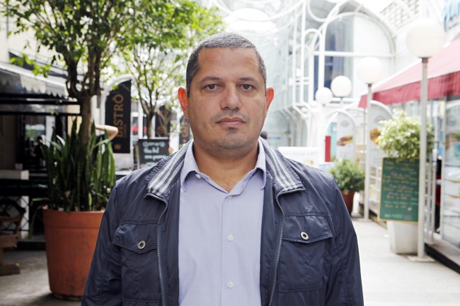 “Não votaria em pessoas com muita história na política e nem reelegeria. A gente vê gerações de pais, filhos e netos que estão na política, e aí continua tudo a mesma coisa. Não tem como mudar reelegendo, é preciso renovação.” (Régis Latoski, 41, administrador de empresas) | Antônio More/Gazeta do Povo