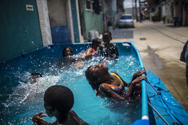 Sem a piscina do Complexo de Deodoro, moradores seguem aliviando o calor de forma improvisada | DADO GALDIERI/NYT