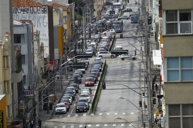 Segundo dados da empresa MapLink, por volta das 9 horas, havia mais de 110 quilômetros de vias da cidade congestionadas. A média em março é de 70 quilômetros no horário. Na foto, a. Marechal Floriano Peixoto. | Jonathan Campos