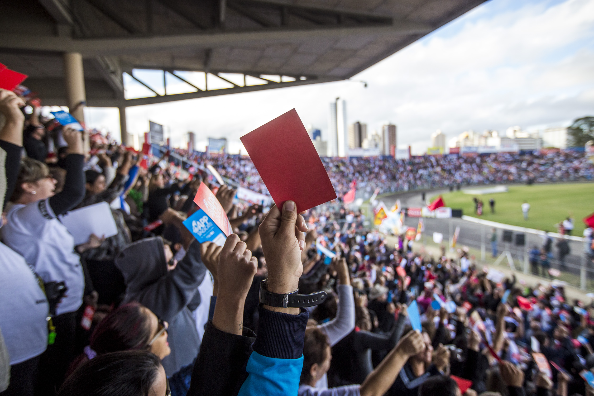 Foto de arquivo de uma assembleia de professores no Paraná, em maio de 2015 | Brunno Covello/Gazeta do Povo