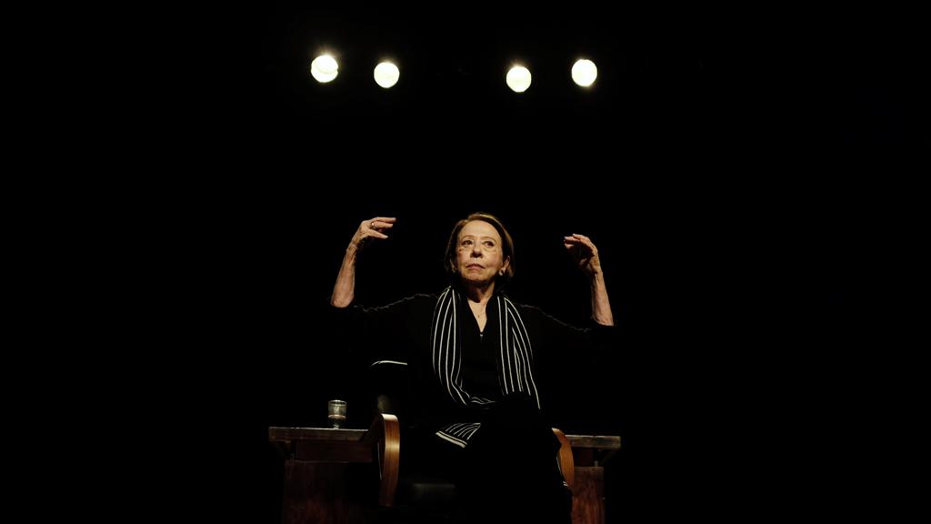 Fernanda Montenegro durante a conversa que teve com estudantes no Teatro Bom Jesus | Henry Milléo/Gazeta do Povo
