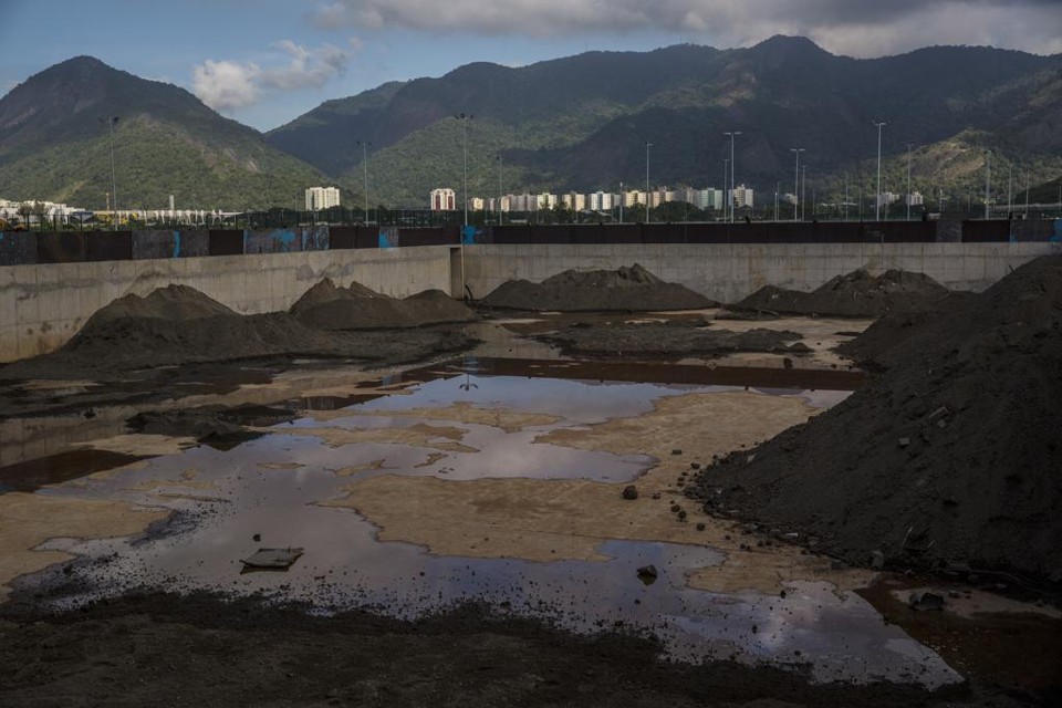 Piscina de aquecimento para as competições de natação está abandonada no Parque Olímpico | DADO GALDIERI/NYT