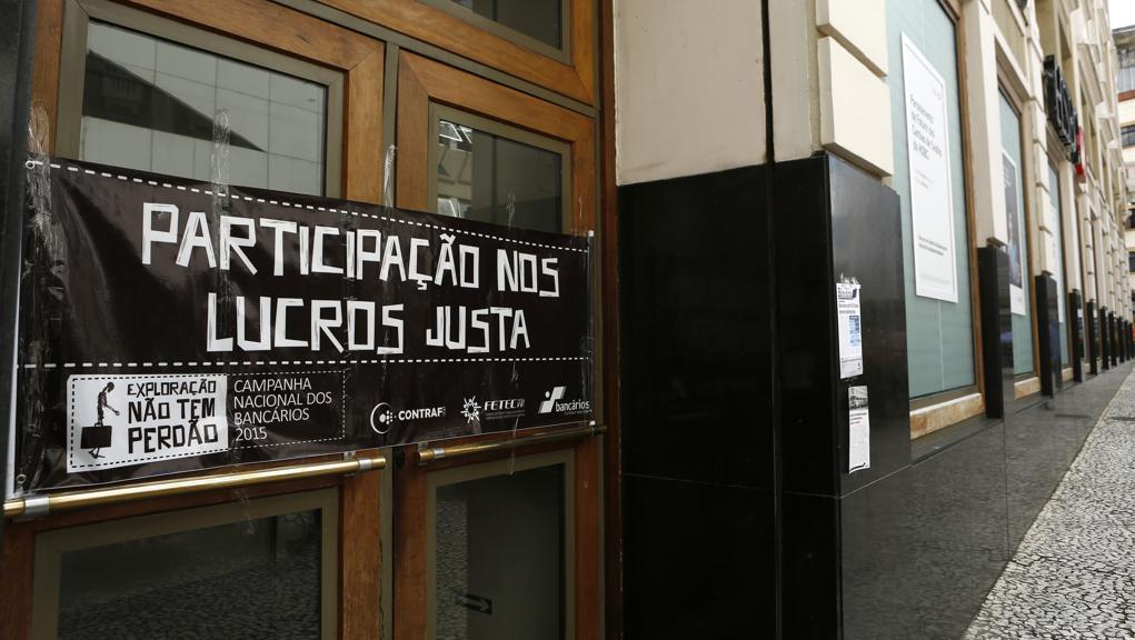 Protesto de sindicato em agência bancária de Curitiba. | Marcelo Andrade/Gazeta do Povo