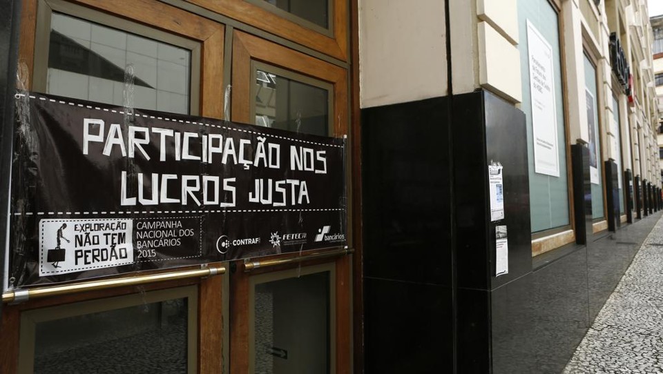 Fim do imposto sindical pode entrar na reforma trabalhista Protesto de sindicato em agência bancária de Curitiba. | Marcelo Andrade/Gazeta do Povo