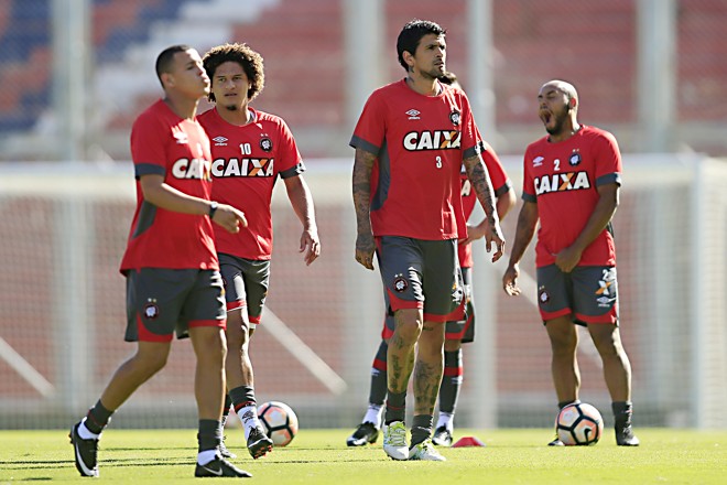 Elenco atleticano no treino no local da partida desta quarta (14). | Albari Rosa/Gazeta do Povo