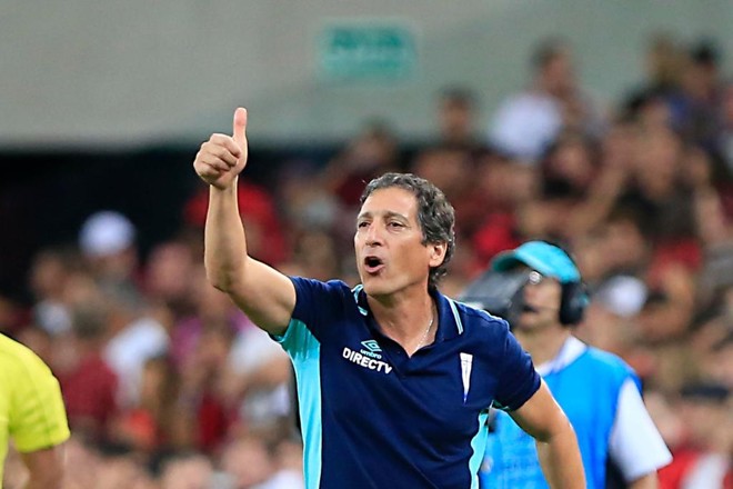 O técnico Mario Salas, da Universidad Católica, sinaliza para seus jogadores. | Albari Rosa/Gazeta do Povo